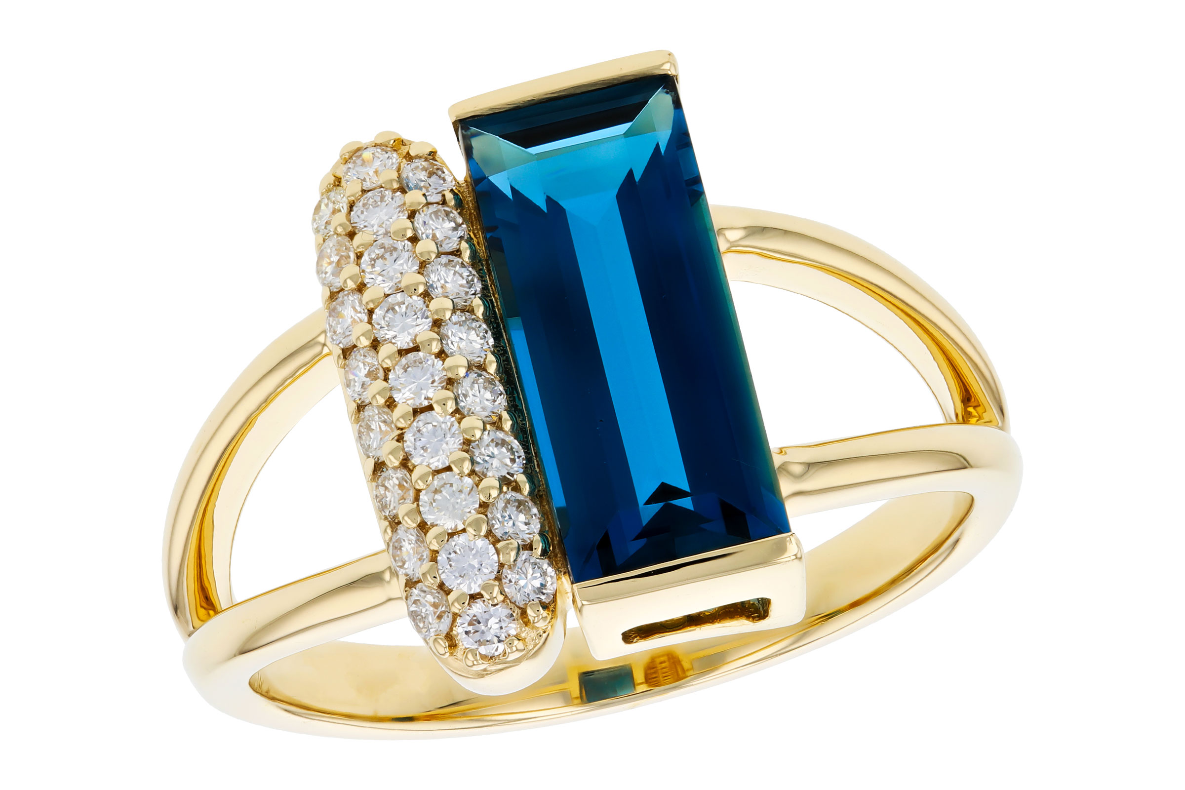 K339-10927: LDS RG 2.67 LONDON BLUE TOPAZ 2.92 TGW (12x5MM BT)